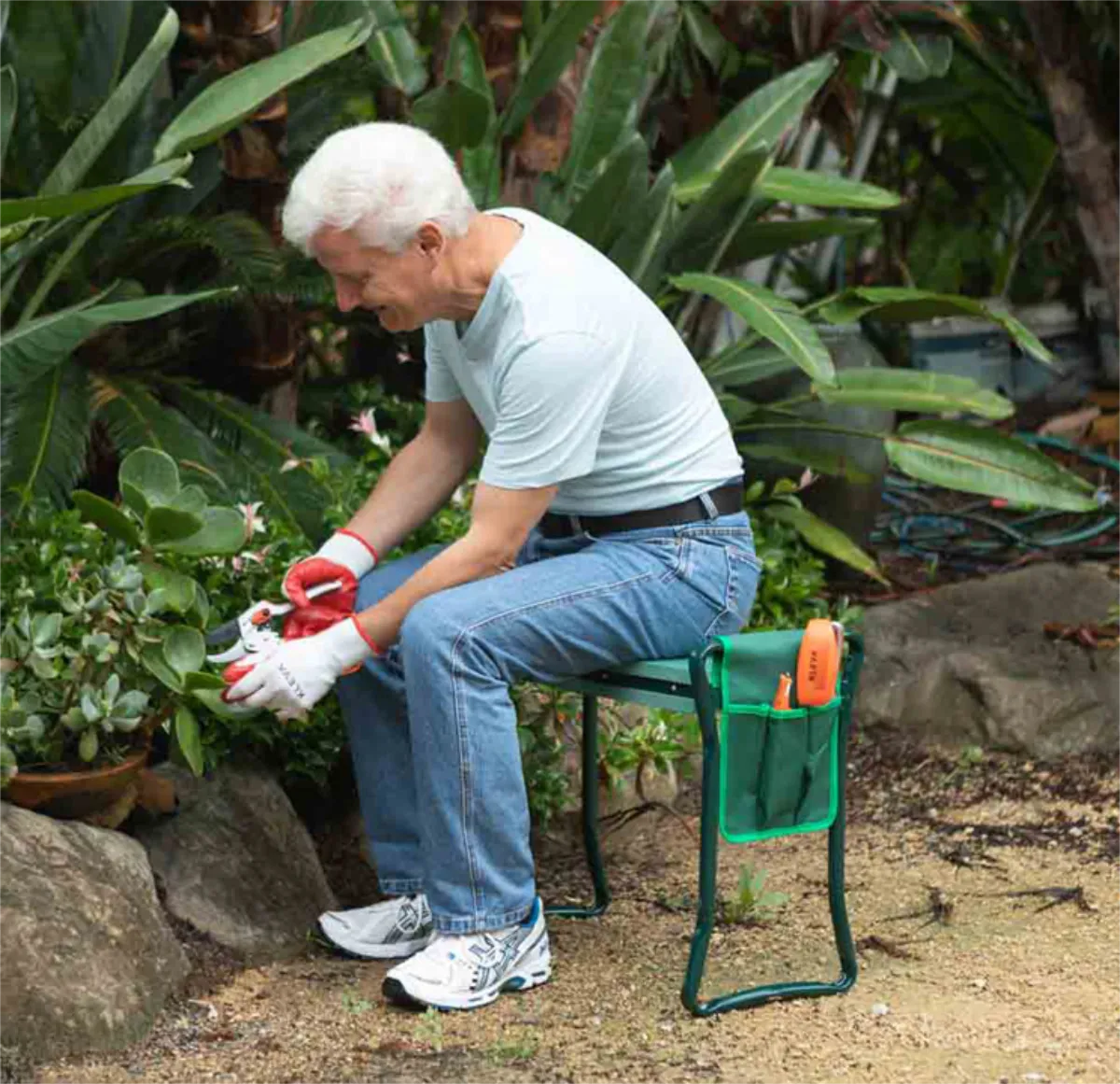Filip Malec - Veľmi užitočné kľačadlo na prácu v záhrade pre všetkých, ktorí majú problémy so zohnutím. Dá sa použiť aj ako praktická lavička. Je kvalitne a pevne vyrobené.
