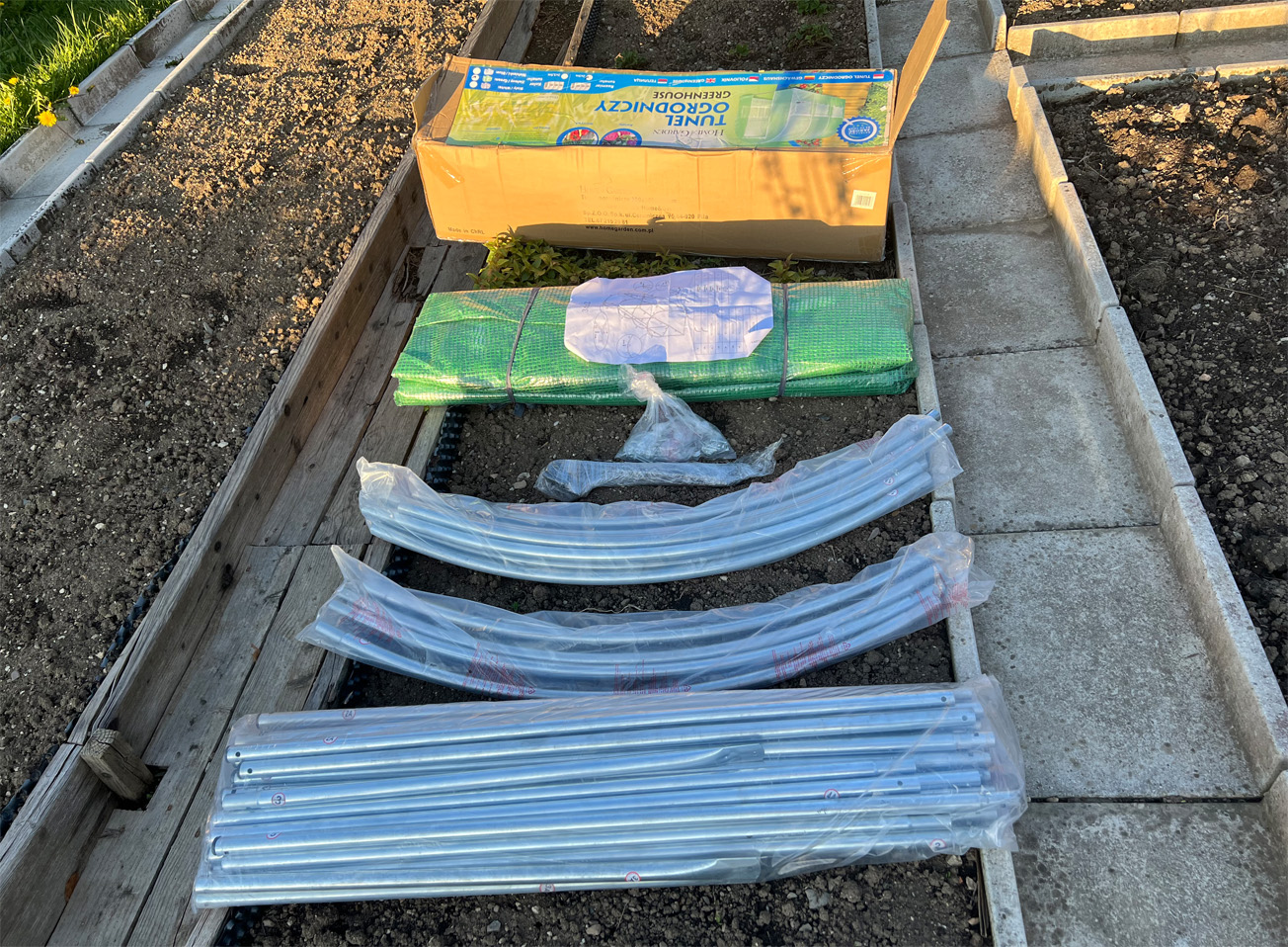 Andrej Kováčik - Kúpil som už viac fóliovníkov od rôznych predajcov a musím povedať, že takého kvalitného som ešte nemal! Silné pozinkované rúry, kompaktná a pevná fólia, navyše priložia pevné kolíky na upevnenie... Posielam fotografiu na dôkaz. Ak sa rozhodujete pre fóliovník, naozaj vám odporúčam tento obchod. Nebudete ľutovať.