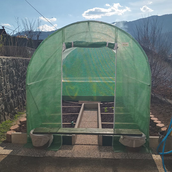 Monika Švecová - Fóliovník je veľmi kvalitný a cenovo výhodný. Som veľmi spokojná s nákupom.