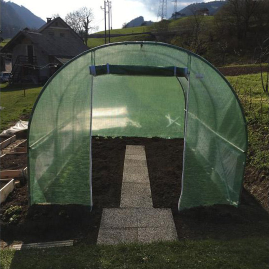 Karolína Vránová - Fóliovník je skvelý. Má pevné oceľové rámy. Nie je ho ťažké zostaviť. Veľmi sa teším, že ho mám.