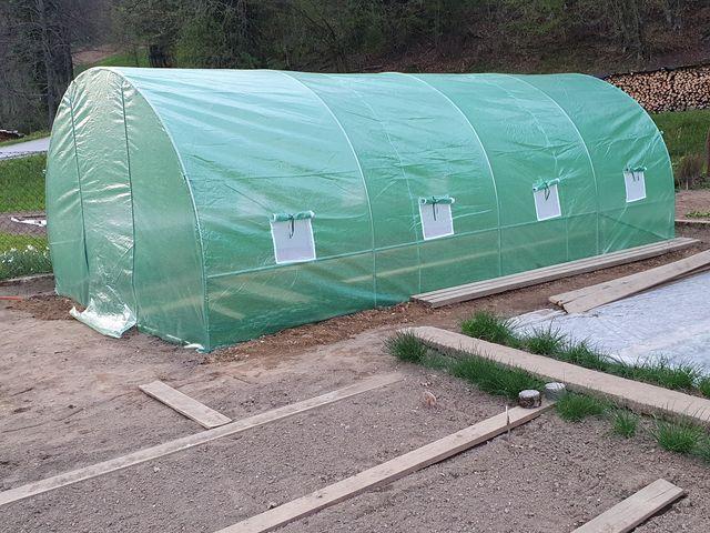 Vladimír Holý - Postavili sme náš fóliovník. Teraz môžeme začať sadiť. Sme veľmi radi, že sme ho kúpili.